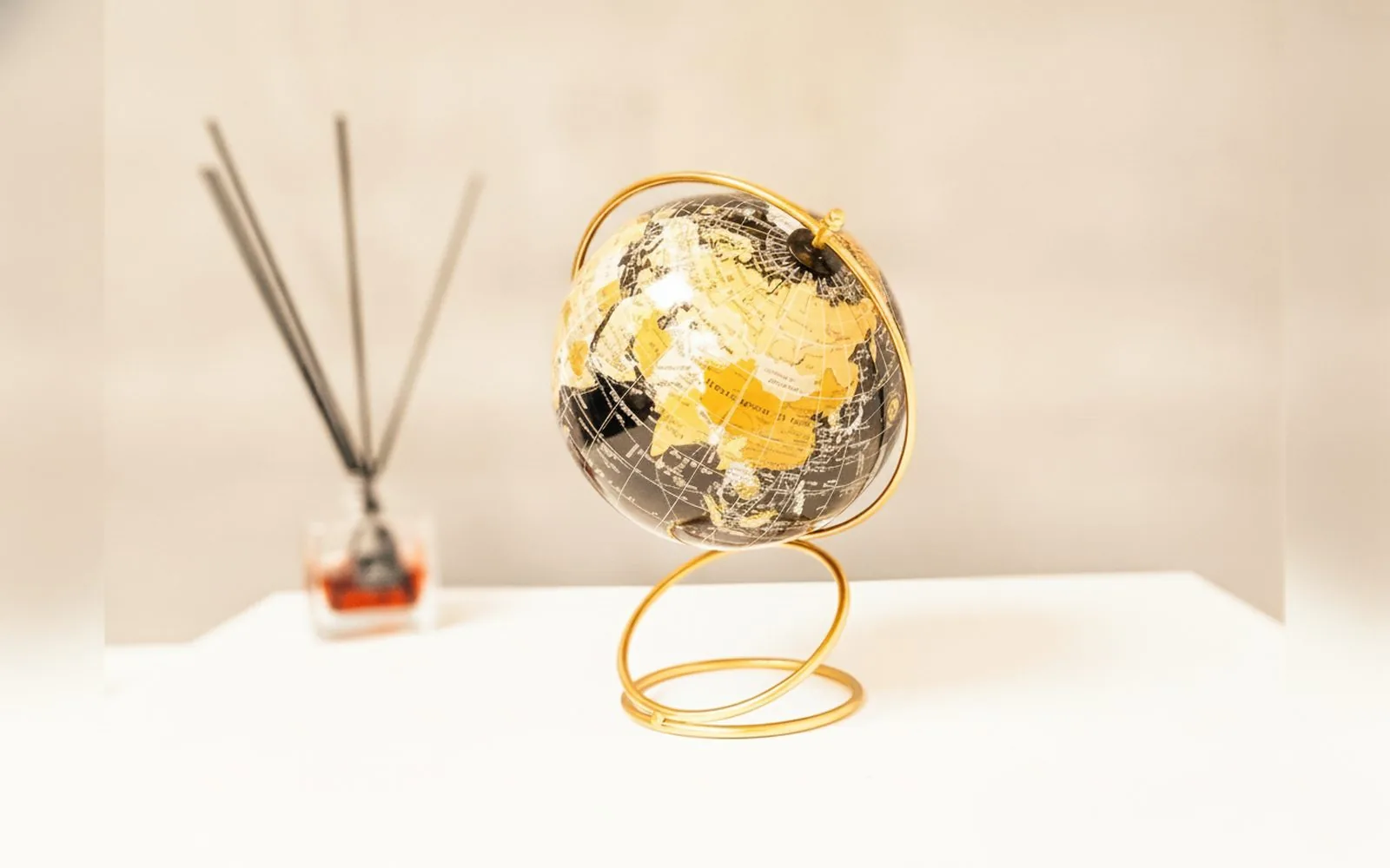 Dettaglio d'arredo con mappamondo