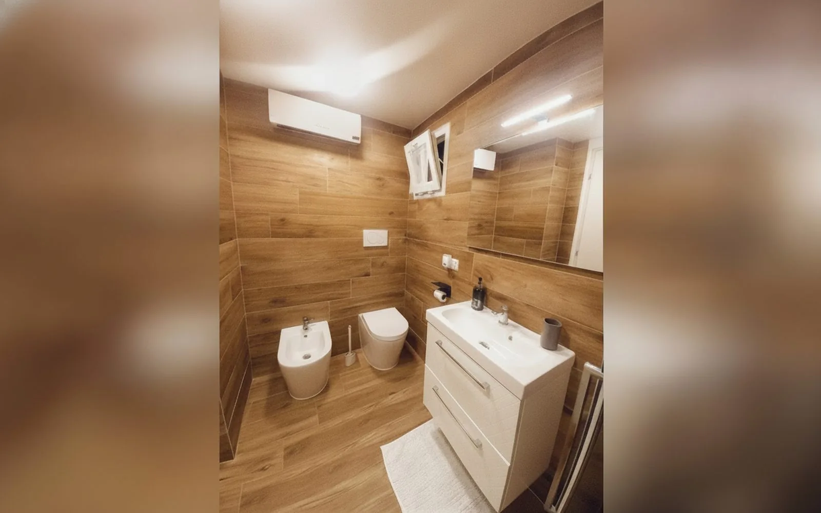 Bagno con bidet e sanitari