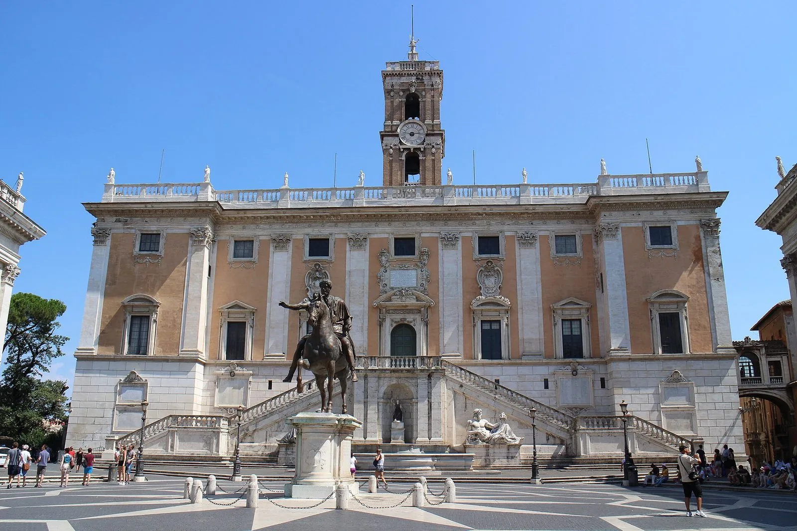 Piazza del Campidoglio con Palazzo Senatorio, la torre campanaria e la copia della statua equestre di Marco Aurelio al centro