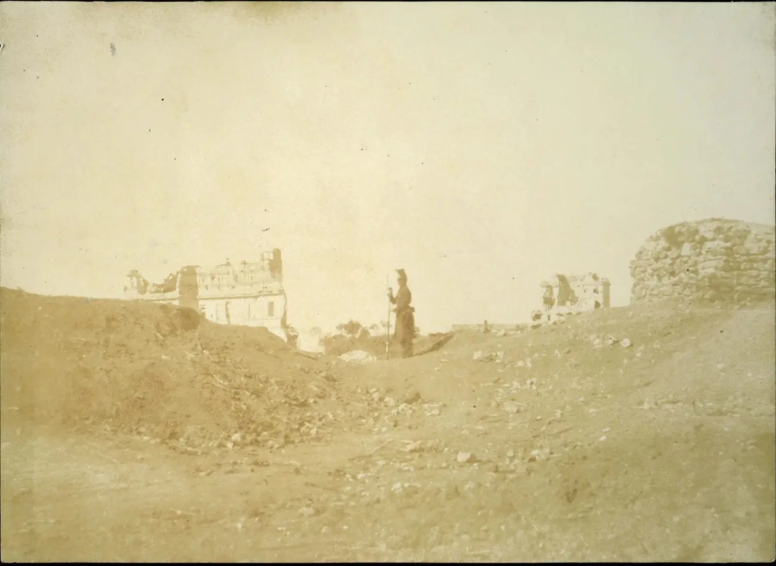 Fotografia del 1849 su carta salata: una sentinella francese su un terreno sconvolto, con sullo sfondo le rovine del Vascello e dei Quattro Venti dopo l'assedio di Roma
