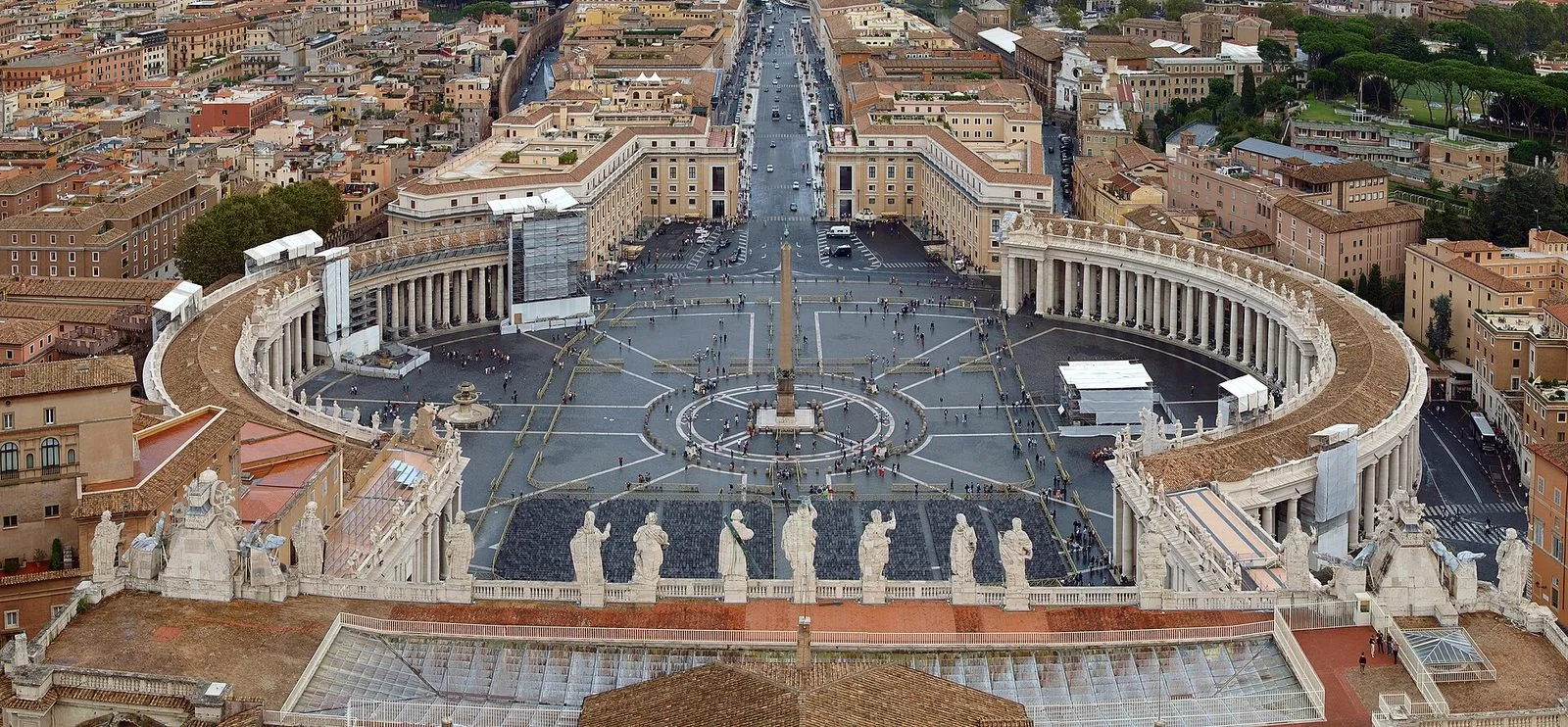 Piazza San Pietro vista dalla cupola, con il colonnato del Bernini, l'obelisco al centro e via della Conciliazione sullo sfondo