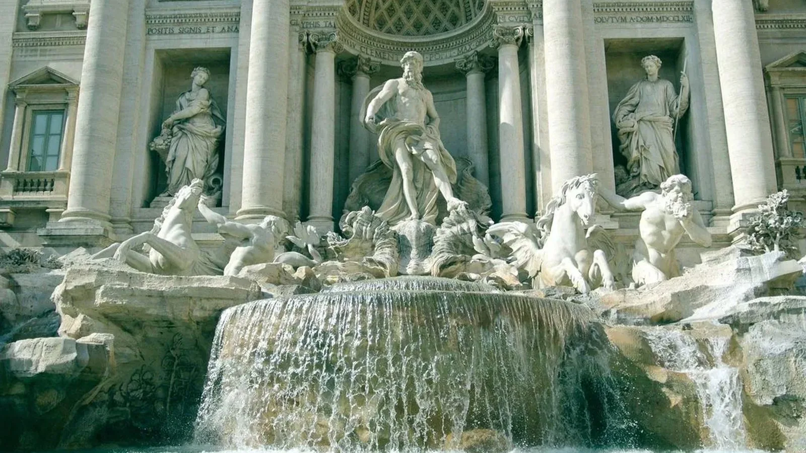 Fontana di Trevi, dettaglio delle statue e delle cascate d'acqua